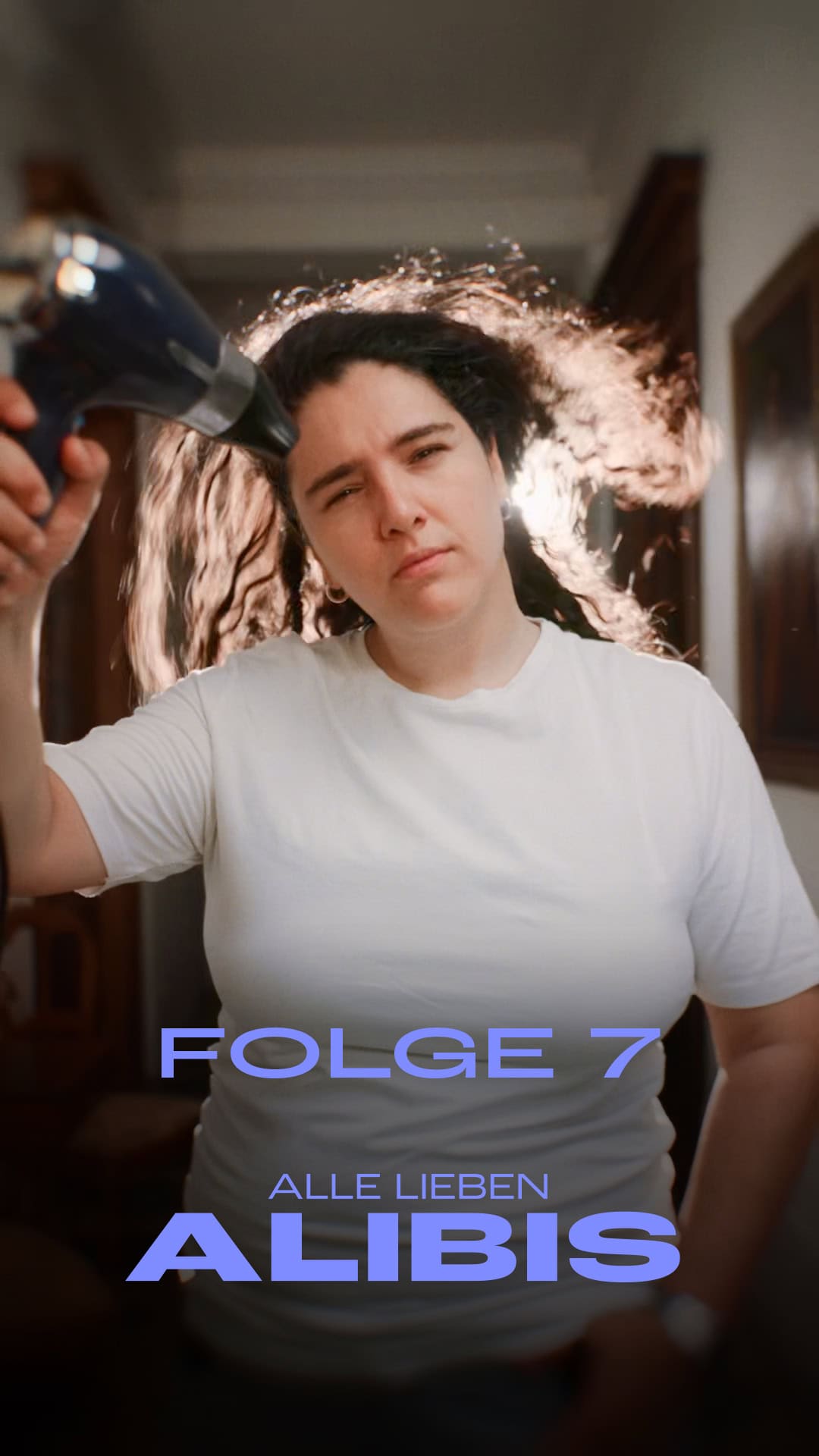 Szene aus ALLE LIEBEN ALIBIS - Folge 7: Gamze war früher Friseurin, heute ist sie Elektrotechnikerin