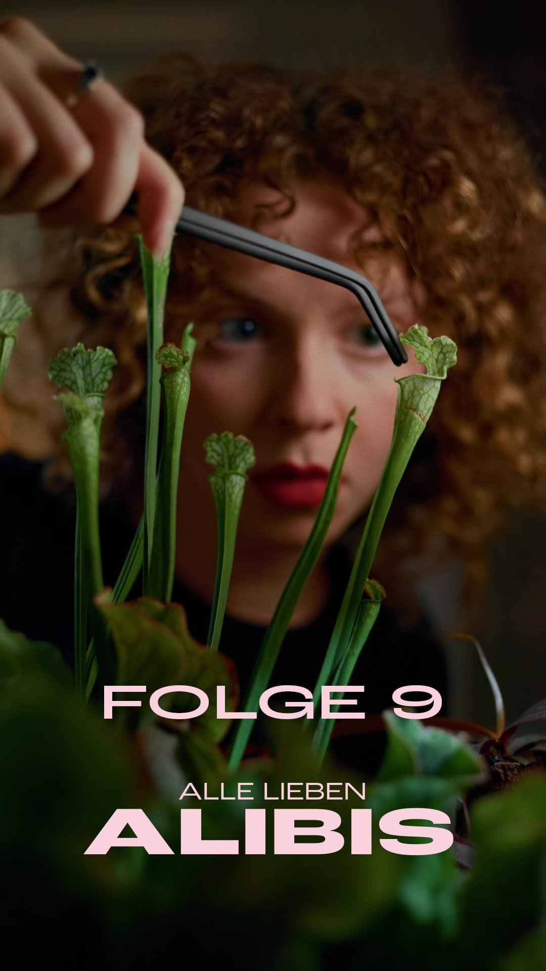 Szene aus ALLE LIEBEN ALIBIS - Folge 9: Lisa-Marie und ihr liebstes Hobby, ihre Pflanzen