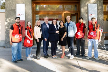 Vbgm. Barbara Novak und waff Geschäftsführer Marko Miloradovic stehen mit Vertreter*innen der Bezirksvorstehung und Promotorinnen des waff vor dem Karl-Marx-Hof